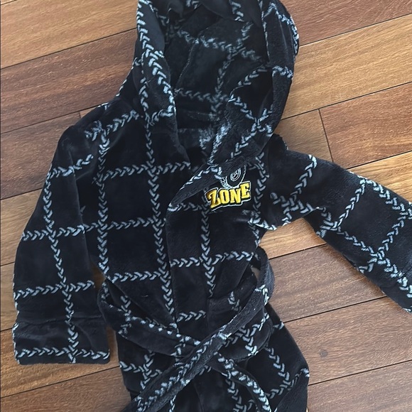 Black and White Robe with Plush Fabric and Belt - Picture 2 of 6